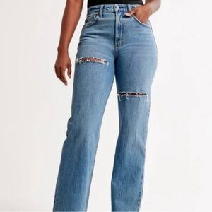 A&F Curve Love High Rise 90s Jean - Medium Destroy